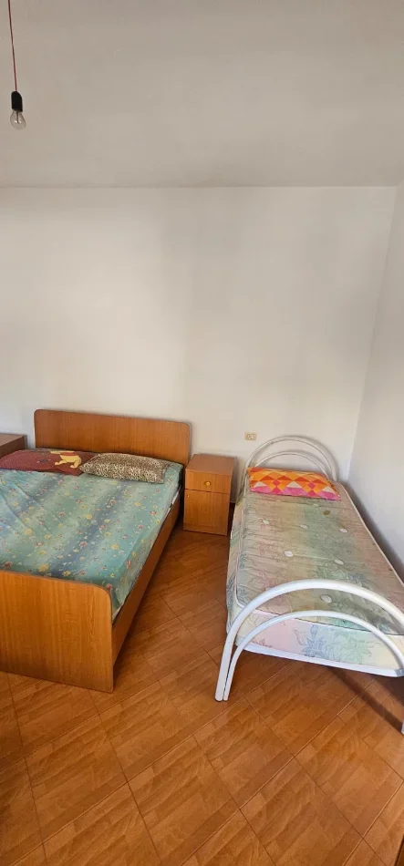 Durres, ofroj JEPET ME QERA – KATI I DYTË I NJË SHTËPIE PRIVATE | PLAZH, DURRËS 250 €