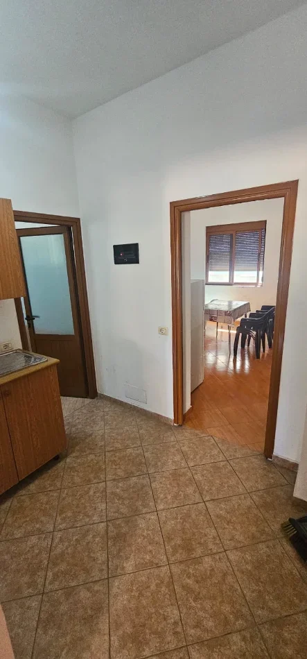 Durres, ofroj JEPET ME QERA – KATI I DYTË I NJË SHTËPIE PRIVATE | PLAZH, DURRËS 250 €