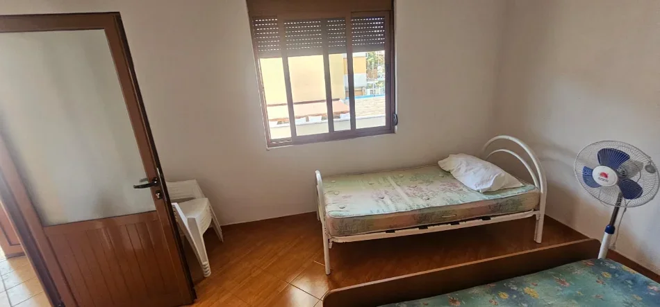 Durres, ofroj JEPET ME QERA – KATI I DYTË I NJË SHTËPIE PRIVATE | PLAZH, DURRËS 250 €