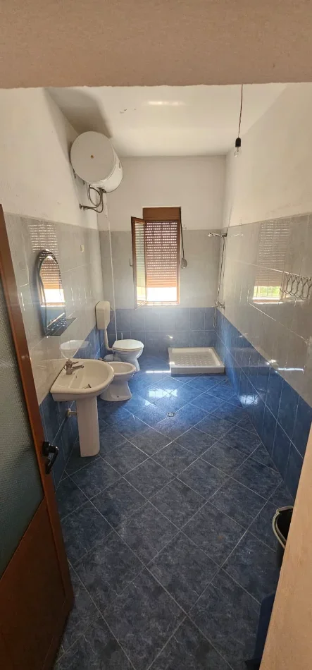Durres, ofroj JEPET ME QERA – KATI I DYTË I NJË SHTËPIE PRIVATE | PLAZH, DURRËS 250 €