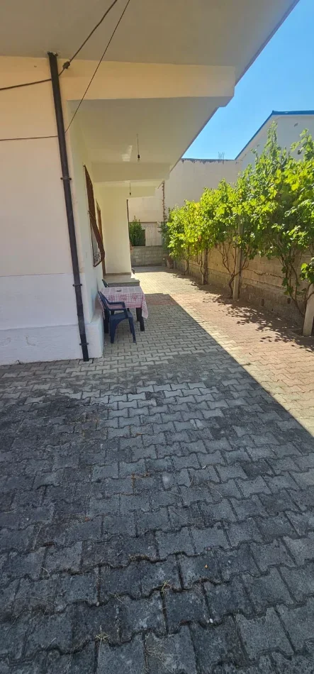 Durres, ofroj JEPET ME QERA – KATI I DYTË I NJË SHTËPIE PRIVATE | PLAZH, DURRËS 250 €