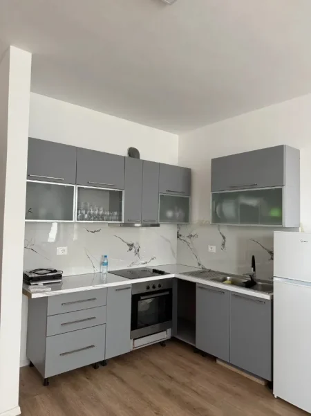 Tirane, jepet me qera apartament 2+1+Aneks+Ballkon Kati 3, 65 m² 400 € (paskuqan)