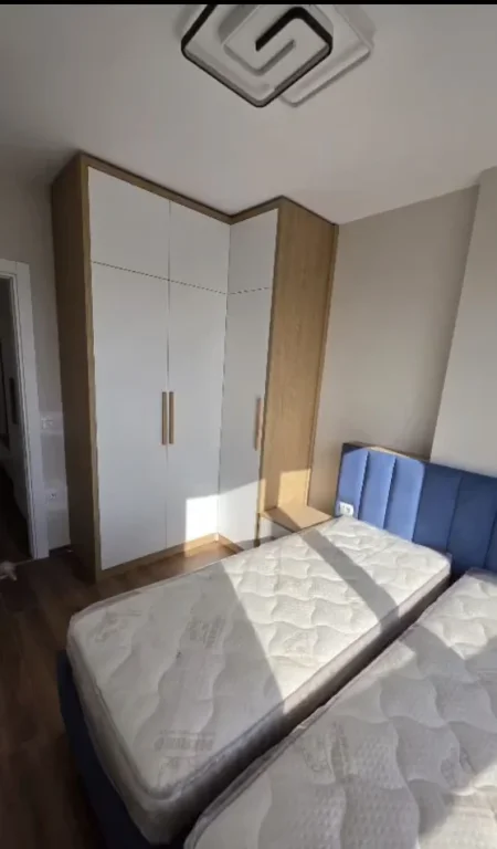 Tirane, jepet me qera apartament 1+1 Kati 7, 60 m² (Qsut)