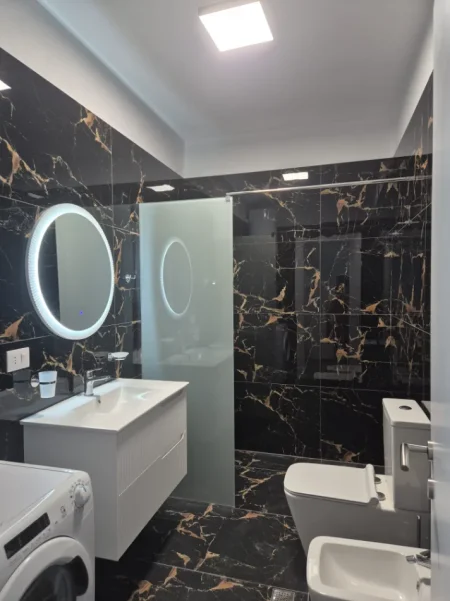 Tirane, jepet me qera apartament 1+1 Kati 7, 60 m² (Qsut)