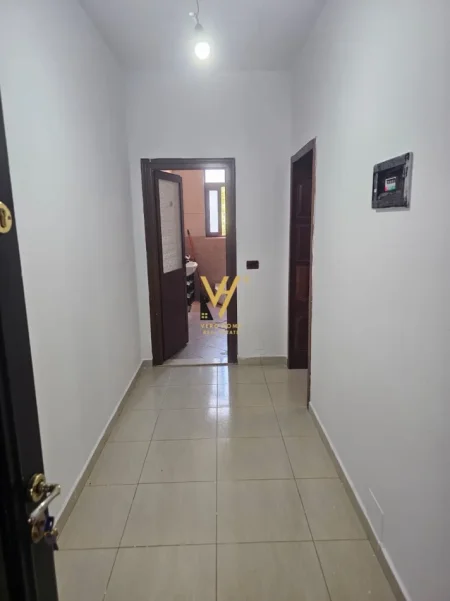 Tirane, jepet me qera apartament 1+1+Ballkon Kati 3, 75 m² 520 € (5 MAJI)