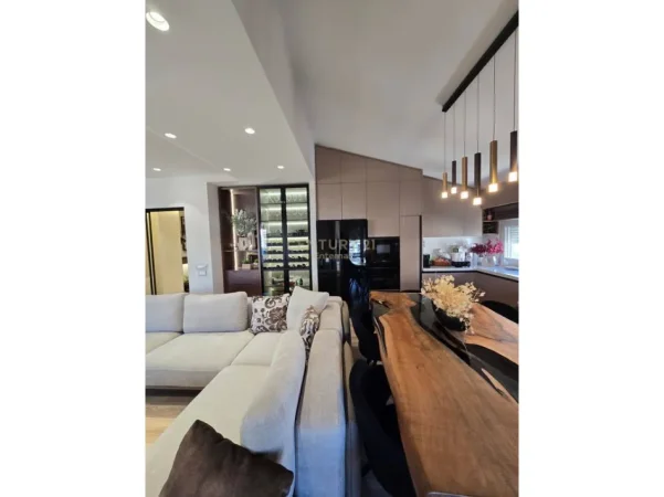Tirane, shitet apartament+verande | Penthouse 3+1+Aneks+Ballkon Kati 4, 207 m² 340.000 € (shkoze)