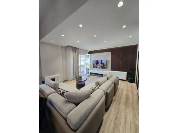 Tirane, shitet apartament+verande | Penthouse 3+1+Aneks+Ballkon Kati 4, 207 m² 340.000 € (shkoze)