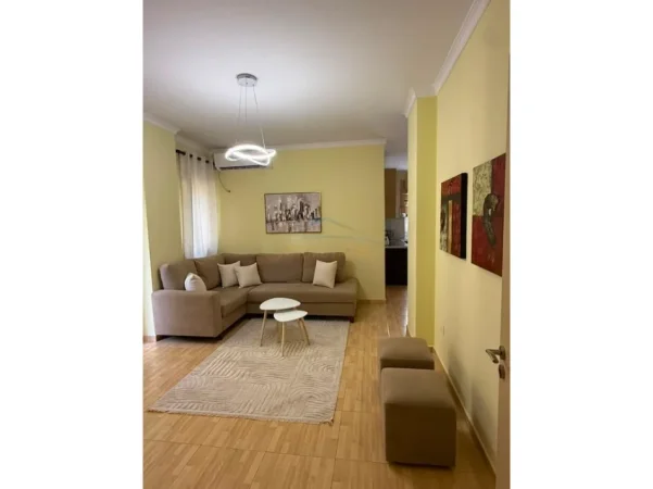 Shqiperi, jepet me qera apartament 2+1 Kati 1, 91 m² 500 € (Fresk)