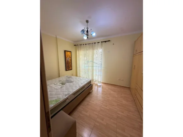 Shqiperi, jepet me qera apartament 2+1 Kati 1, 91 m² 500 € (Fresk)