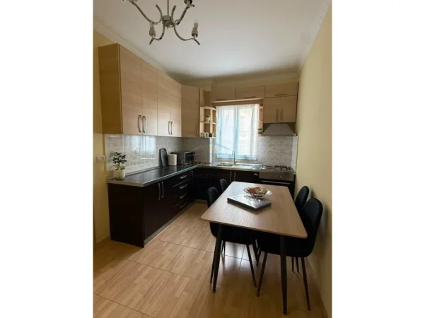 Shqiperi, jepet me qera apartament 2+1 Kati 1, 91 m² 500 € (Fresk)