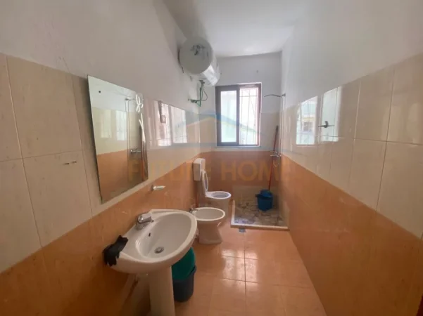 Tirane, jap me qera apartament 1+1+Ballkon Kati 2, 120 m² 500 € (Pazari Ri)