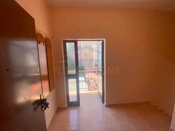Tirane, jap me qera apartament 1+1+Ballkon Kati 2, 120 m² 500 € (Pazari Ri)