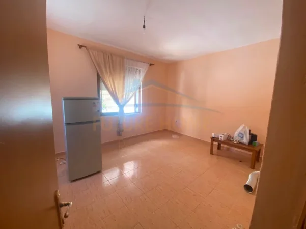 Tirane, jap me qera apartament 1+1+Ballkon Kati 2, 120 m² 500 € (Pazari Ri)