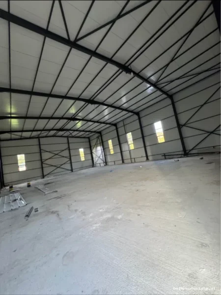 Tirane, jepet me qera magazine Kati 0, 1.400 m² 2.130 € (Peze Helmes)