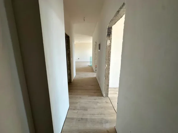 Tirane, shitet apartament 2+1+Ballkon Kati 9, 90 m² 170.000 € (Rruga Andrea Kushi)
