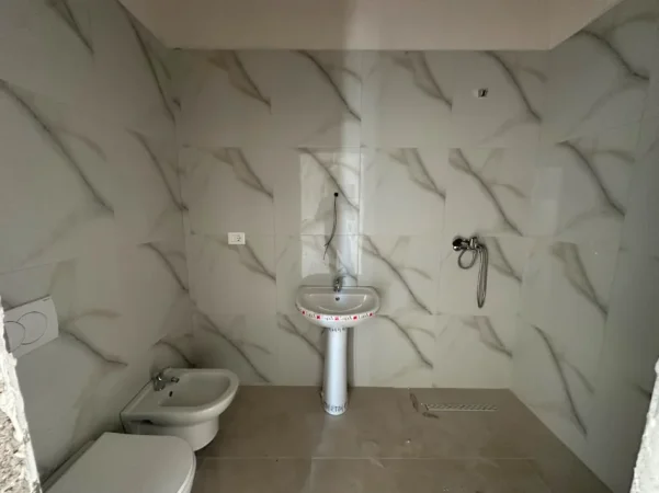 Tirane, shitet apartament 2+1+Ballkon Kati 9, 90 m² 170.000 € (Rruga Andrea Kushi)