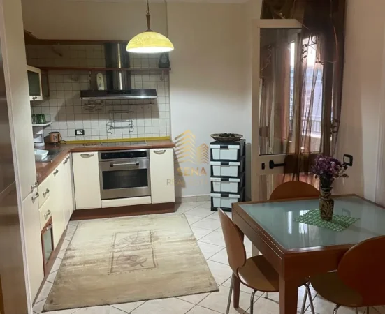 Tirane, jepet me qera apartament 2+1+Ballkon Kati 7, 96 m² 750 € (Stacioni i Trenit)