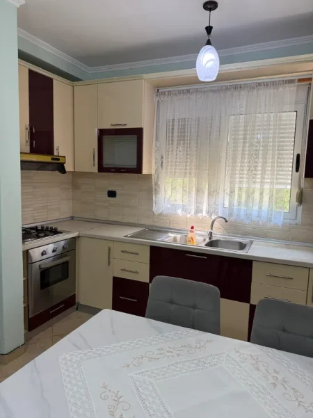 Tirane, jepet me qera Apartament 2+1 Kati 3, 70 m²,Çmimi 50.000 Lekë të Reja, (Tek Materniteti i Ri, Brryl, Tiranë.)