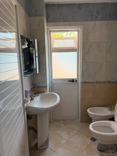 Tirane, jepet me qera Apartament 2+1 Kati 3, 70 m²,Çmimi 50.000 Lekë të Reja, (Tek Materniteti i Ri, Brryl, Tiranë.)