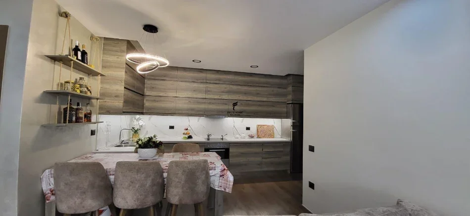 Tirane, jepet me qera apartament 2+1 Kati 3, 100 m² 900 € (KOMUNA E PARISIT)
