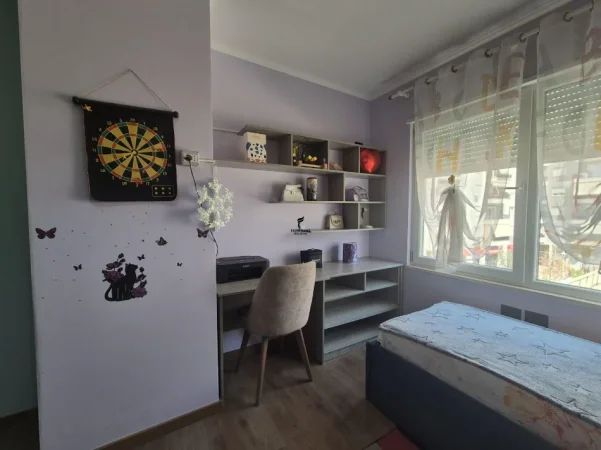 Tirane, jepet me qera apartament 2+1 Kati 3, 100 m² 900 € (KOMUNA E PARISIT)
