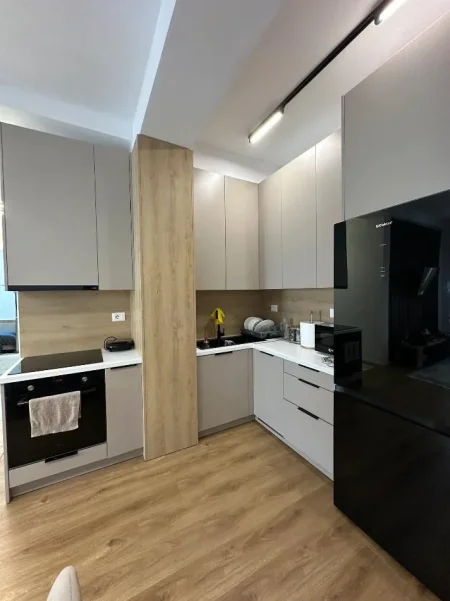 Tirane, jepet me qera apartament 1+1 Kati 8, 80 m² 500 € (REZIDENCA MANGALEM)