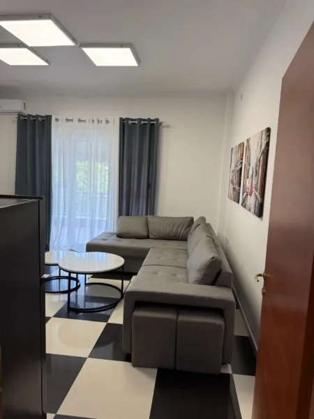 Tirane, jepet me qera Apartament 1+1+Ballkon Kati 1, 70 m² Mobilim i Ri, Çmimi 60.000 Lekë të Reja, (Pranë UET-së,Porcelan,Tiranë.)