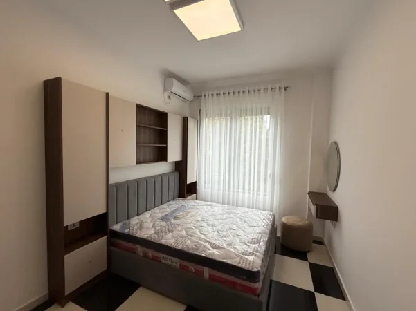 Tirane, jepet me qera Apartament 1+1+Ballkon Kati 1, 70 m² Mobilim i Ri, Çmimi 60.000 Lekë të Reja, (Pranë UET-së,Porcelan,Tiranë.)