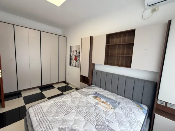 Tirane, jepet me qera Apartament 1+1+Ballkon Kati 1, 70 m² Mobilim i Ri, Çmimi 60.000 Lekë të Reja, (Pranë UET-së,Porcelan,Tiranë.)