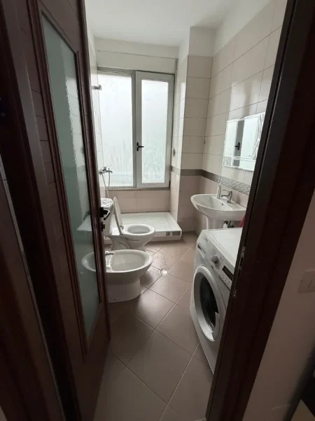 Tirane, jepet me qera Apartament 1+1+Ballkon Kati 1, 70 m² Mobilim i Ri, Çmimi 60.000 Lekë të Reja, (Pranë UET-së,Porcelan,Tiranë.)