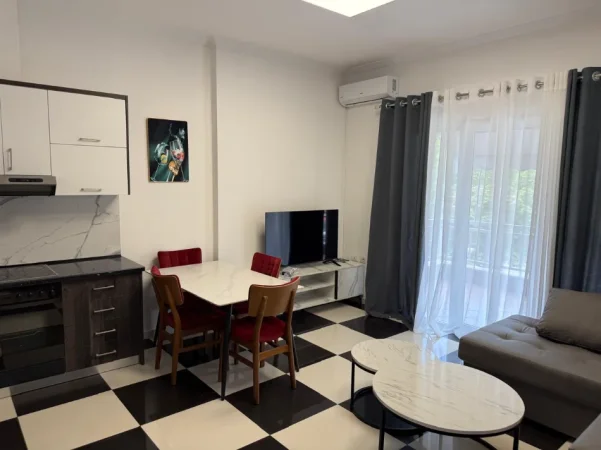 Tirane, jepet me qera Apartament 1+1+Ballkon Kati 1, 70 m² Mobilim i Ri, Çmimi 60.000 Lekë të Reja, (Pranë UET-së,Porcelan,Tiranë.)