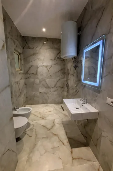 Tirane, jepet me qera apartament 1+1 Kati 1, 65 m² 400 € (Ali Demi)