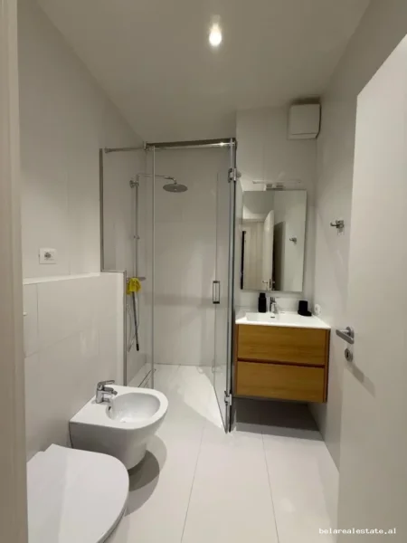 Tirane, jepet me qera apartament 2+1+Ballkon Kati 3, 95 m² 1.300 € (Rruga e Kosovareve)