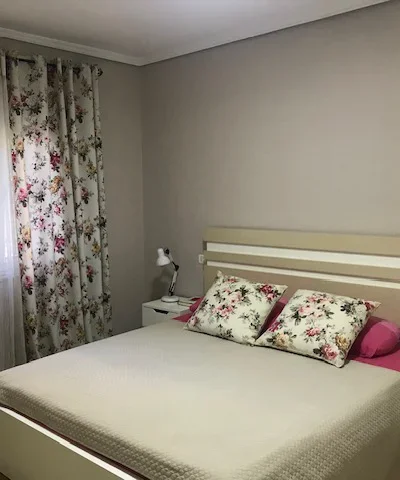 Tirane, jepet me qera Apartament 2+1 Kati 3, 78 m²,Mobiluar, Çmimi 60.000 Lekë të Reja, tek Rruga Dibrës,Tiranë.