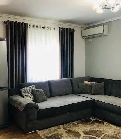 Tirane, jepet me qera Apartament 2+1 Kati 3, 78 m²,Mobiluar, Çmimi 60.000 Lekë të Reja, tek Rruga Dibrës,Tiranë.
