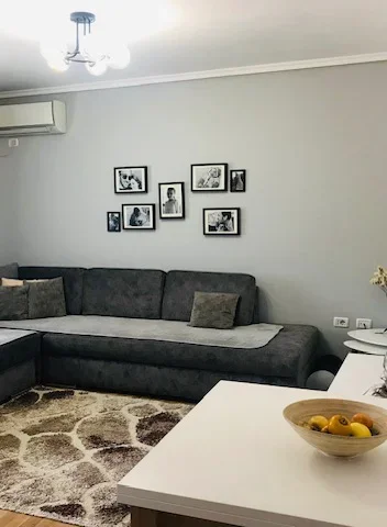 Tirane, jepet me qera Apartament 2+1 Kati 3, 78 m²,Mobiluar, Çmimi 60.000 Lekë të Reja, tek Rruga Dibrës,Tiranë.