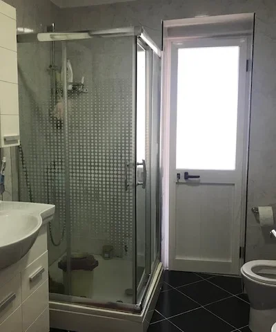 Tirane, jepet me qera Apartament 2+1 Kati 3, 78 m²,Mobiluar, Çmimi 60.000 Lekë të Reja, tek Rruga Dibrës,Tiranë.
