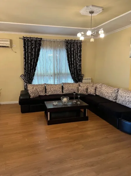 Tirane, jepet me qera Apartament 2+1, Kati 3, 115 m²,Mobiluar, Çmimi 50.000 Lekë të Reja, në Qendër Fresku ,Tiranë.