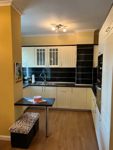 Tirane, jepet me qera Apartament 2+1, Kati 3, 115 m²,Mobiluar, Çmimi 50.000 Lekë të Reja, në Qendër Fresku ,Tiranë.