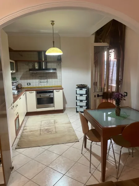 Tirane, jepet me qera apartament 2+1 Kati 7, 95 m² 750 € (Stacioni i Trenit tek Union Bank)