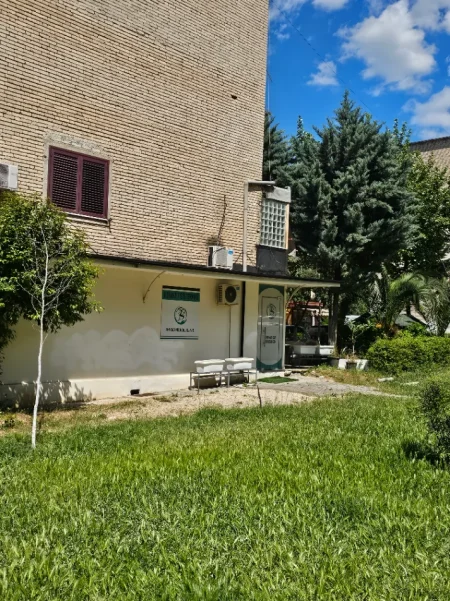 Tirane, shitet nga Pronari, pa-komision ambjent biznesi Kati 1, 76 m² 200.000 € (Tregu Elektrik)