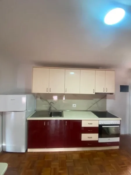 Tirane, jepet me qera apartament 1+1 Kati 3, 50 m² 400 € (Rruga Selaudin Zorba)