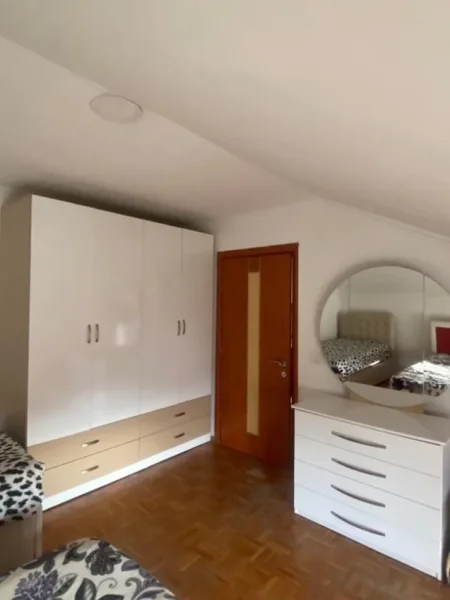 Tirane, jepet me qera apartament 1+1 Kati 3, 50 m² 400 € (Rruga Selaudin Zorba)