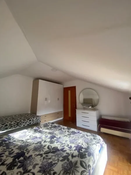 Tirane, jepet me qera apartament 1+1 Kati 3, 50 m² 400 € (Rruga Selaudin Zorba)