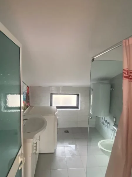 Tirane, jepet me qera apartament 1+1 Kati 3, 50 m² 400 € (Rruga Selaudin Zorba)