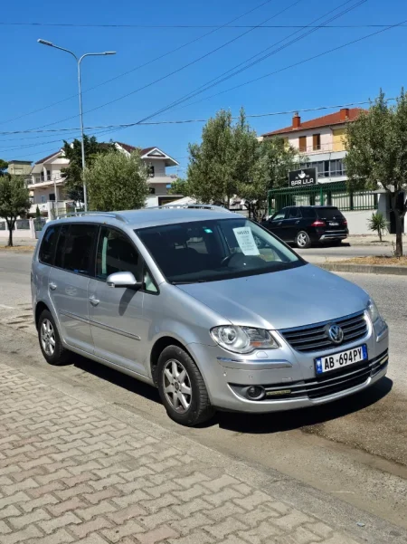 Durres, shitet makine Volkswagen Nafte, e argjendtë automatik Kondicioner 220.000 km 6500 €
