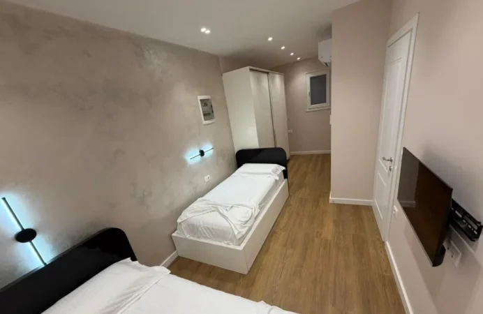 Tirane, jepet me qera apartament 1+1 Kati 1, 50 m² 450 € (Poligrafiku)