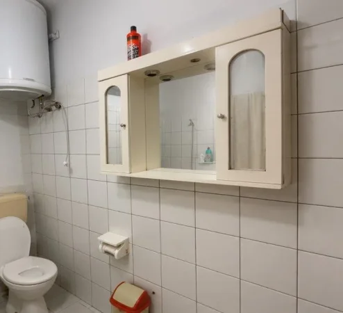 Tirane, jepet me qera apartament garsoniere Kati 1, 35 m² 300 € (Rruga Bardhyl)