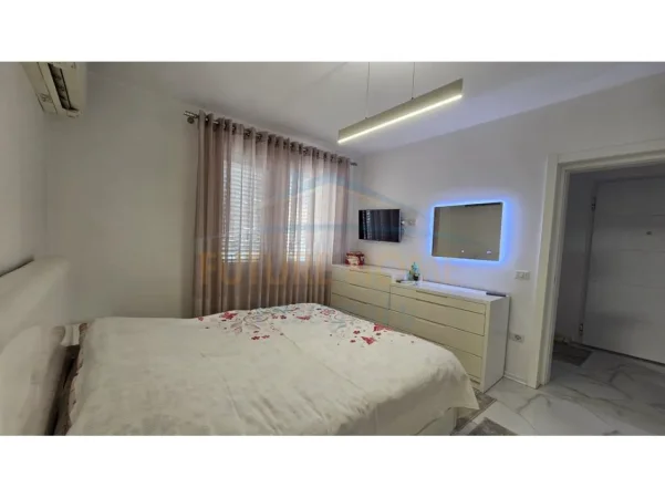 Tirane, jepet me qera apartament 2+1+Ballkon Kati 4, 60 m² 550 € (Rruga Ferit Xhajko)
