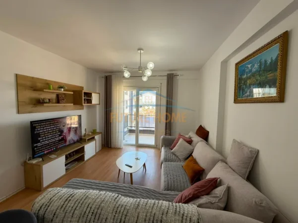 Tirane, jepet me qera apartament 2+1 Kati 9, 99 m² 650 € (Rruga 5 Maji, Tiranë)